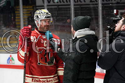 nach er 0:2 Niederlage,-91- Marc El-Sayed (-C- EC Bad Nauheim) im Interview mit dem Hessischen Rundfunk HR, DEL 2 - EC Bad Nauheim gegen ESV Kaufbeuren, Bad Nauheim, Colonel-Knight-Stadion, 25.01.26