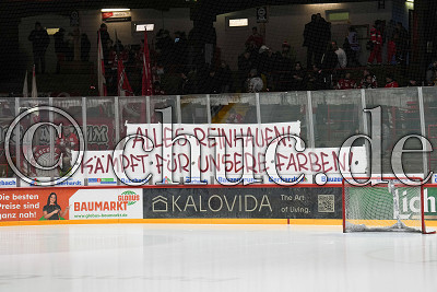 &bdquo;Alles reinhauen! K&auml;mpft f&uuml;r unsere Farben!&ldquo; zeigt ein Spruchband der S&uuml;dkurve, DEL 2 - EC Bad Nauheim gegen Eispiraten Crimmitschau, Bad Nauheim, Colonel-Knight-Stadion, 08.02.26