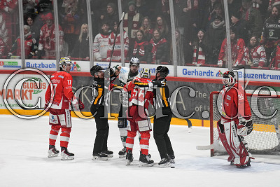 -58- Christopher Fischer (EC Bad Nauheim) und -17- Marek Racuk (-A- Bietigheim Steelers), DEL 2 - EC Bad Nauheim gegen Bietigheim Steelers, Bad Nauheim, Colonel-Knight-Stadion, 13.02.26